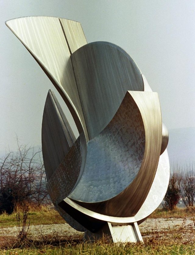 1985 Disque ailé H=3 m — sculpture de Paul Gonez