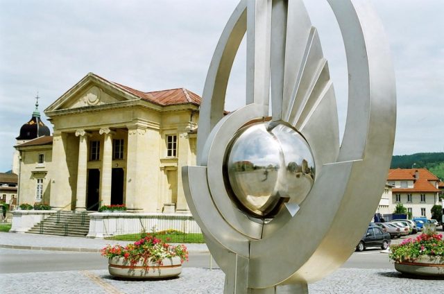 1998 Disque ailé H=5m — sculpture de Paul Gonez
