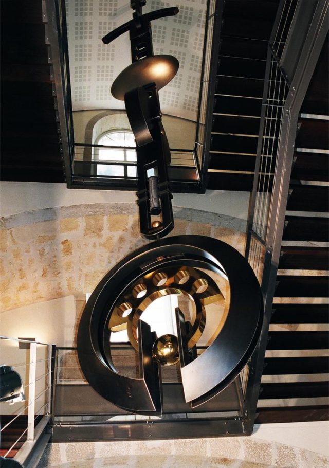 1999 Pendule 1 H=11m — sculpture de Paul Gonez